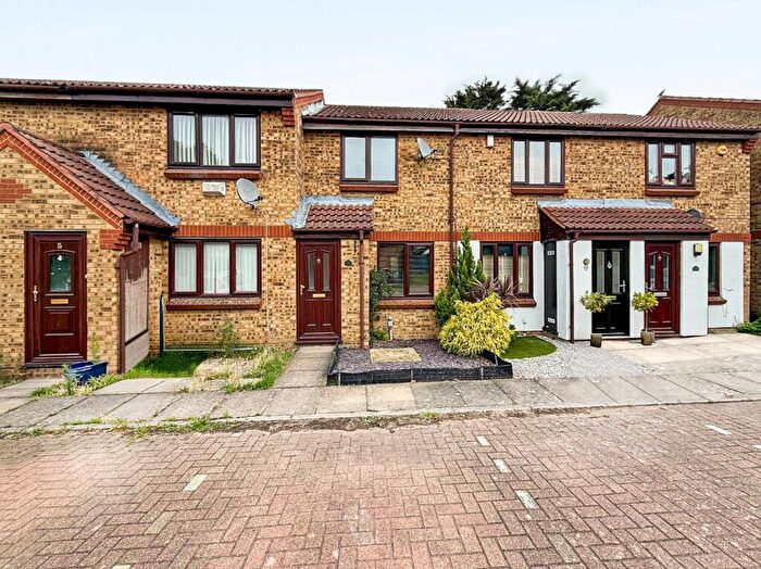 2 Bedroom Terraced House For Sale In Highfields Close, Dunstable, LU5