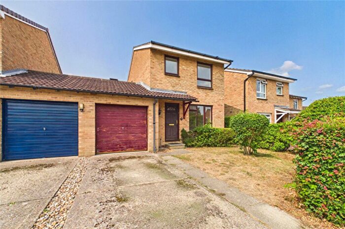 3 Bedroom Link Detached House For Sale In Weyhill Close, Tadley, Hampshire, RG26