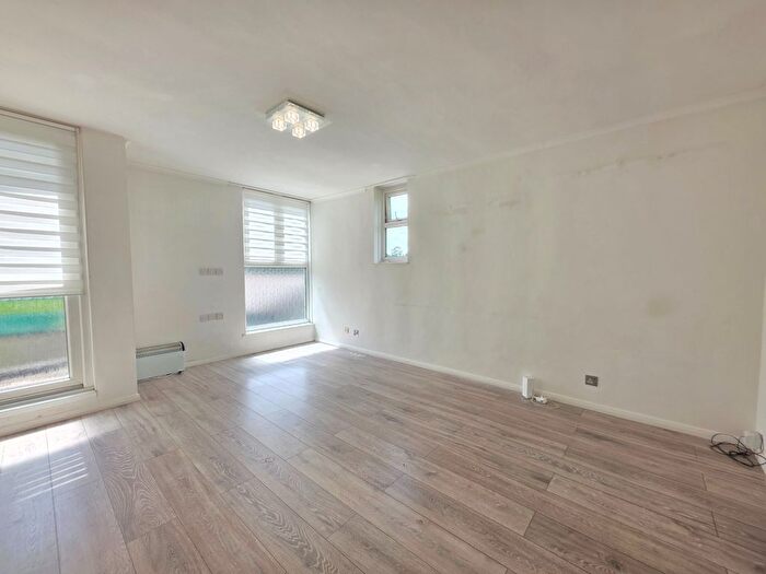 1 Bedroom Flat To Rent In , Midwood Close, Neasden, NW2