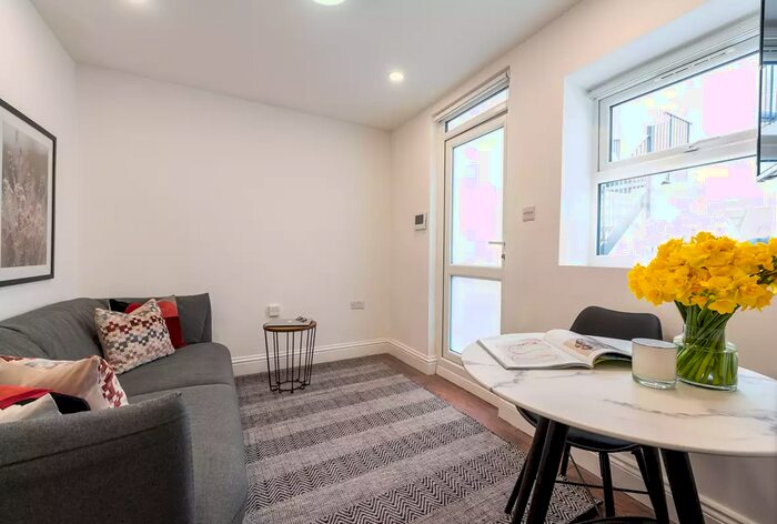 1 Bedroom Flat To Rent In Warwick Road (/), Earls Court, London, SW5