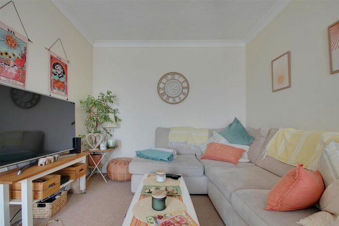 2 Bedroom Flat For Sale In Goring Road, Goring-By-Sea, Worthing, BN12