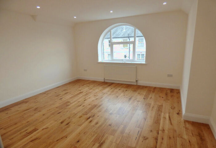 2 Bedroom Apartment To Rent In Leatherhead, KT22