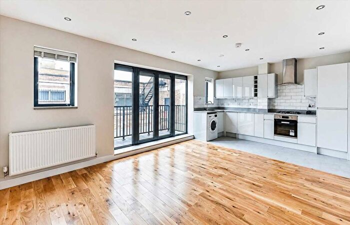 2 Bedroom Flat To Rent In Upper Tooting Road, London, SW17