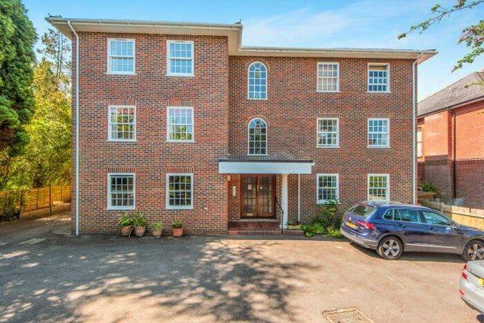 2 Bedroom Flat To Rent In Albury Court, Guildford, GU1