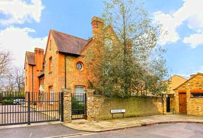 3 Bedroom Detached House To Rent In Amherst Road, London, W13