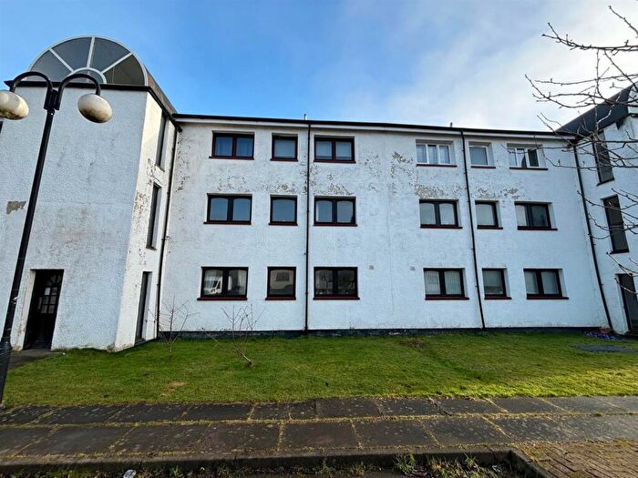 3 Bedroom Flat To Rent In Fiddoch Court, Newmains, Wishaw, ML2