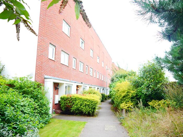 5 Bedroom Town House To Rent In Aviation Avenue, Hatfield, AL10