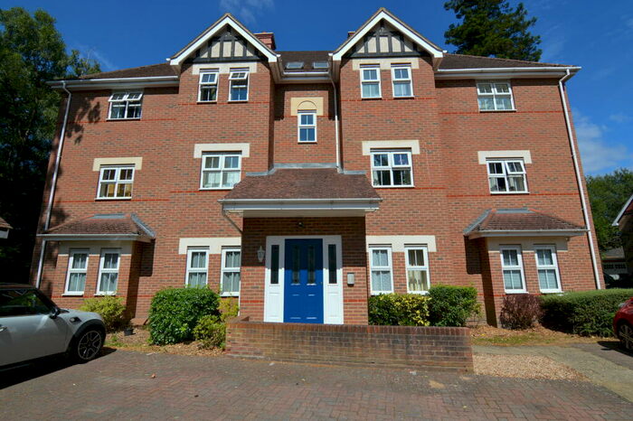 2 Bedroom Flat To Rent In Kintbury Close, Fleet, GU51