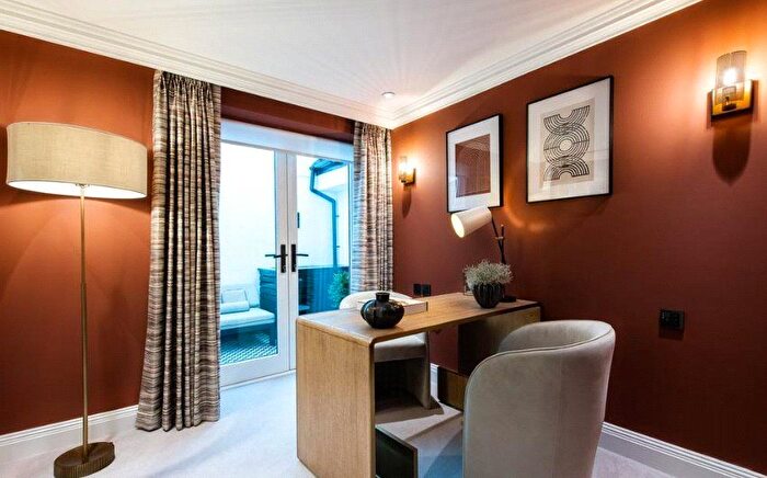 3 Bedroom Flat To Rent In Prince Of Wales Terrace, Kensington, London, W8