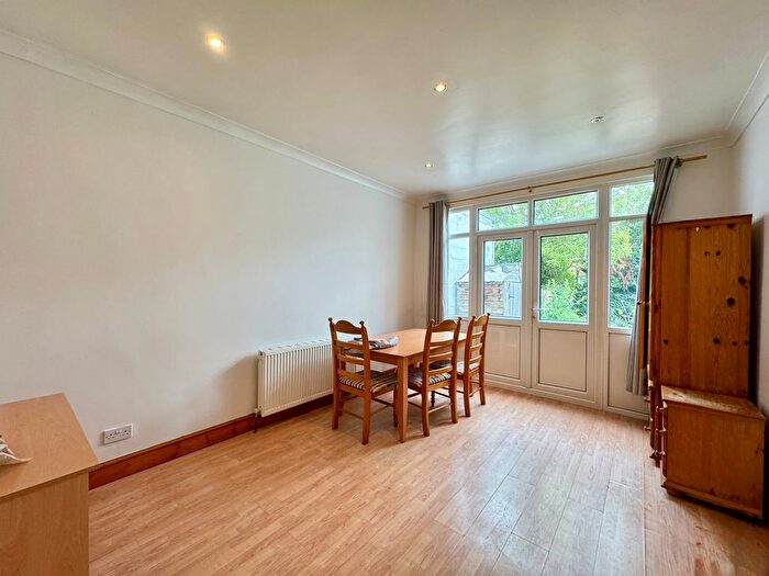 4 Bedroom Semi-Detached House To Rent In Gainsborough Gardens, London, NW11
