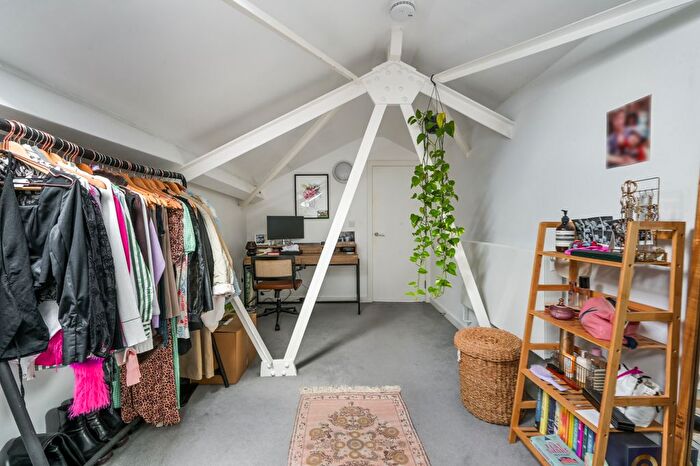 3 Bedroom Flat To Rent In Tyssen Street, London, E8