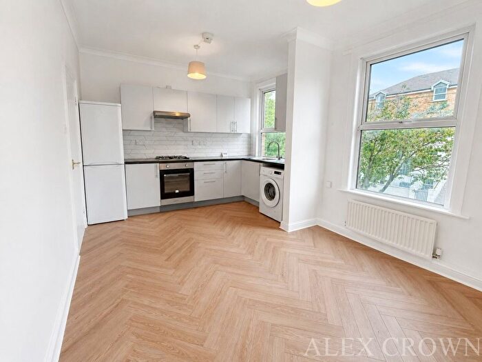 4 Bedroom Flat To Rent In York Road, Acton, W3