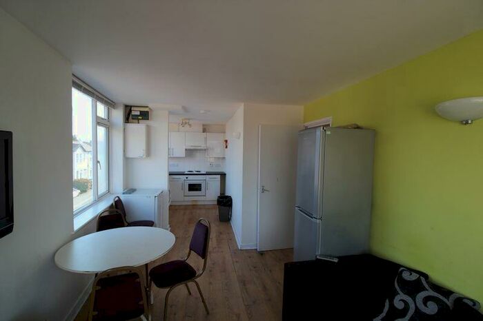 3 Bedroom Flat To Rent In Available September - Double Bedroom Student Flat - Winton, BH9