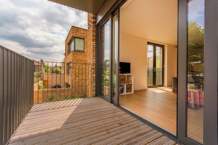 2 Bedroom Flat To Rent In Cobalt Place, Battersea, London, SW11