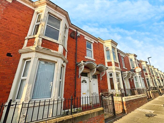 2 Bedroom Flat For Sale In Fairholm Road, Newcastle Upon Tyne, NE4