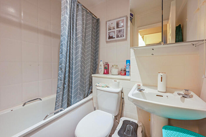 1 Bedroom Flat For Sale In Horseferry Road, Limehouse, London, E14