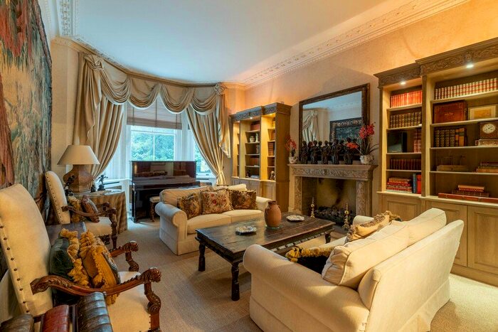 3 Bedroom Flat To Rent In Cadogan Square, Knightsbridge, SW1X