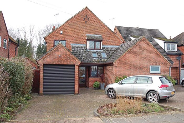 4 Bedroom Link Detached House For Sale In Roxwell Avenue, Chelmsford, CM1