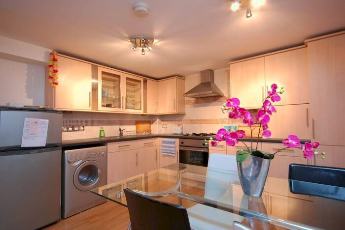 3 Bedroom Flat To Rent In King Street, Hammersmith, London, W6