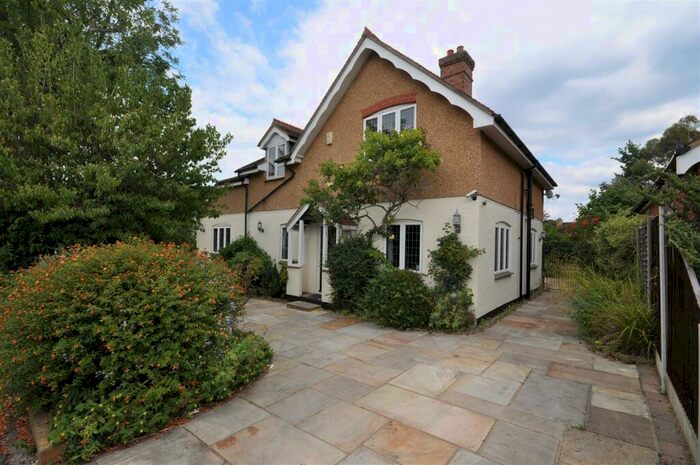 3 Bedroom Detached House To Rent In Holly Oak Cottage Wykeham Avenue HornchurchEssex, RM11