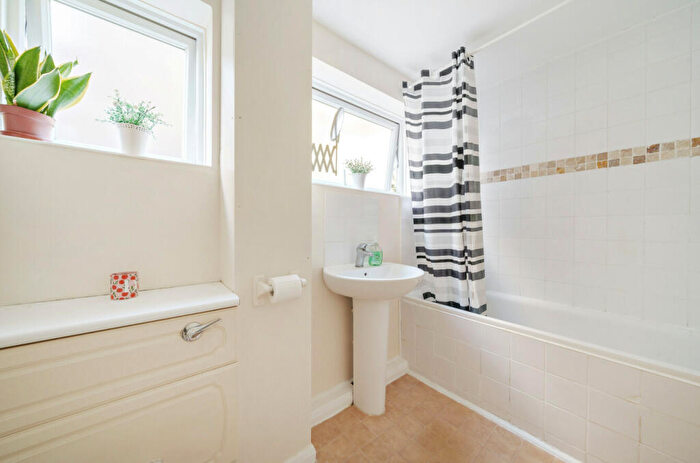 2 Bedroom Apartment For Sale In Thornton Close, Guildford, Surrey, GU2
