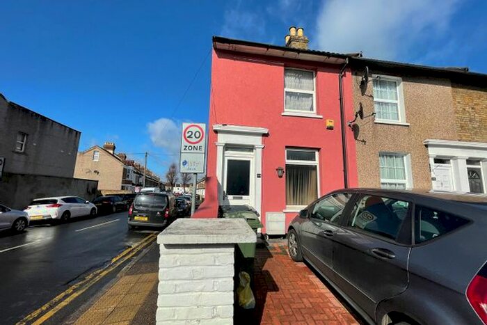 2 Bedroom End Of Terrace House To Rent In East Hill, Dartford, DA1