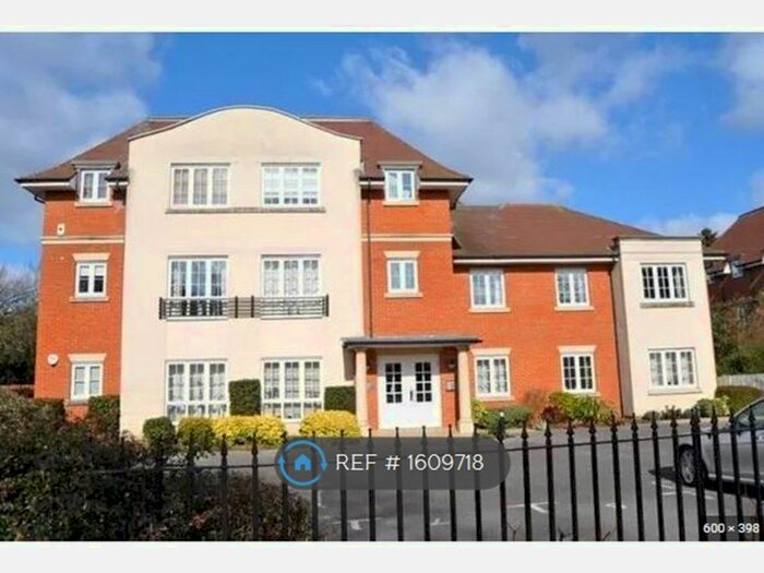 2 Bedroom Flat To Rent In Discovery Court, Newbury, RG14