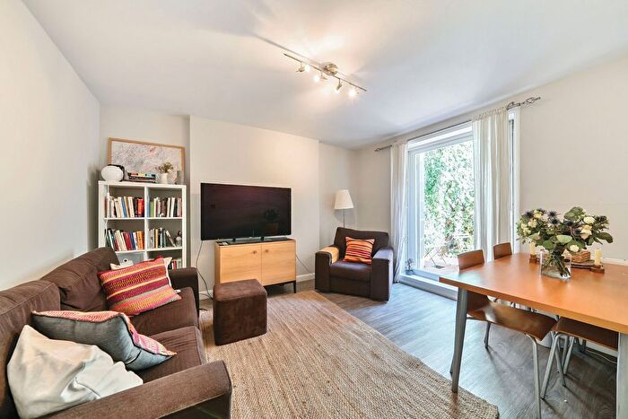 2 Bedroom Flat For Sale In Hatherley Grove, Bayswater, London, W2