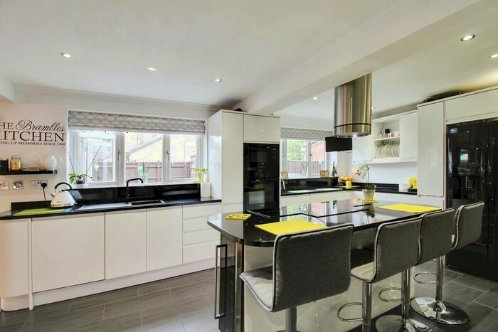4 Bedroom Detached House For Sale In Clary Road, Swindon, SN2