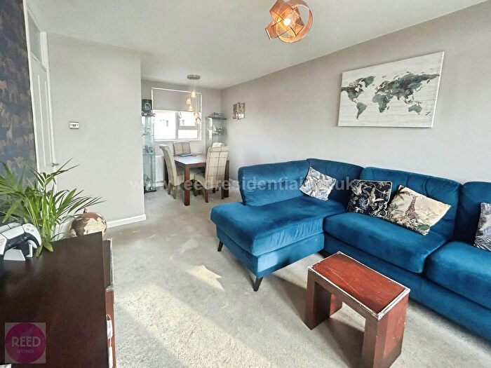 2 Bedroom Flat For Sale In London Road, Westcliff On Sea, SS0