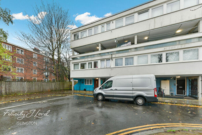 3 Bedroom Maisonette For Sale In Six Acres Estate, London, N4