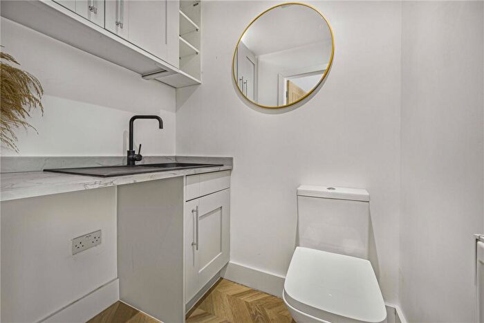 3 Bedroom End Of Terrace House For Sale In Canal Street, SK10