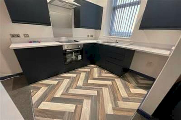 2 Bedroom Flat To Rent In Carisbrooke L4