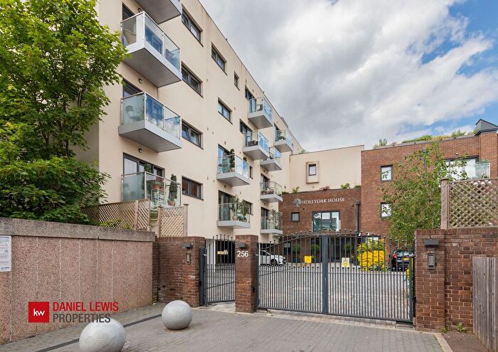 2 Bedroom Flat For Sale In High Road, Loughton, IG10