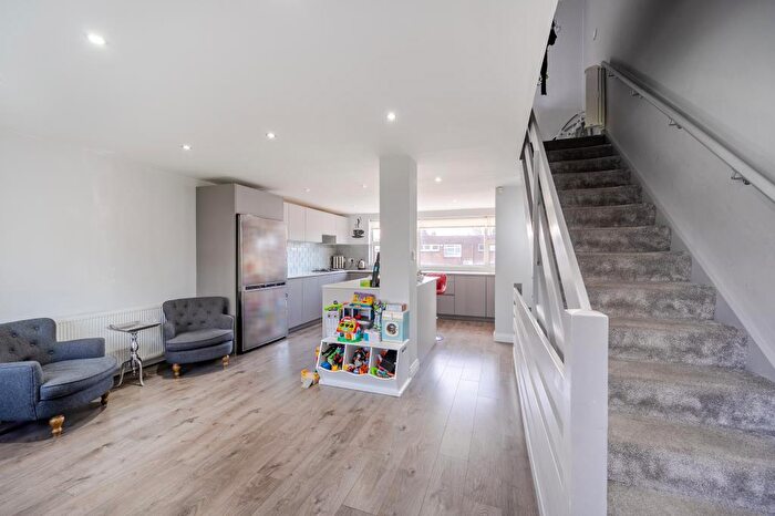 3 Bedroom Terraced House For Sale In Linksway, Hendon, NW4