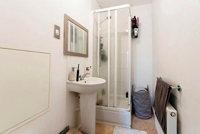 2 Bedroom Flat To Rent In Binding Close, Nottingham, NG5