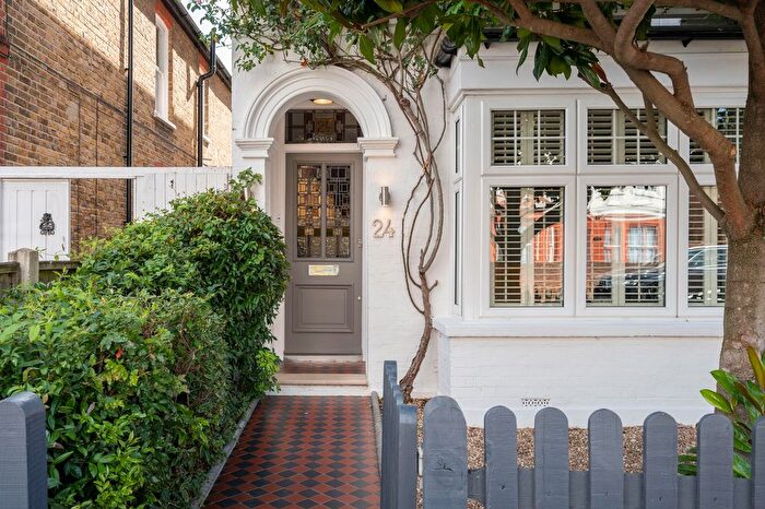 5 Bedroom Villa For Sale In Kings Road, Walton-On-Thames, KT12