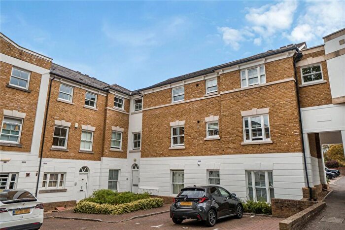 3 Bedroom Apartment For Sale In Cedars Close, Belmont Hill, London, SE13