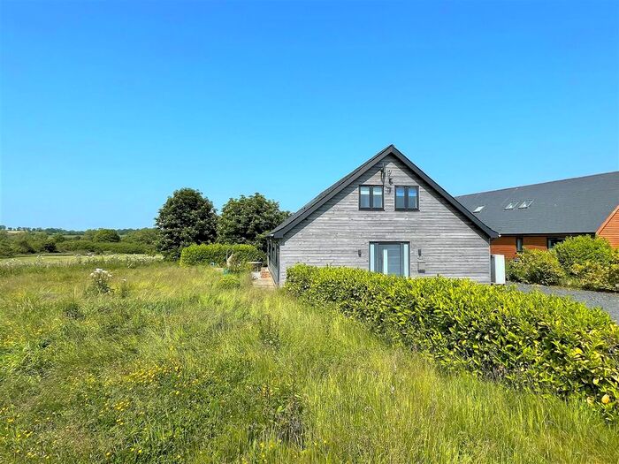 3 Bedroom Semi-Detached House For Sale In Brinkworth, Chippenham, SN15