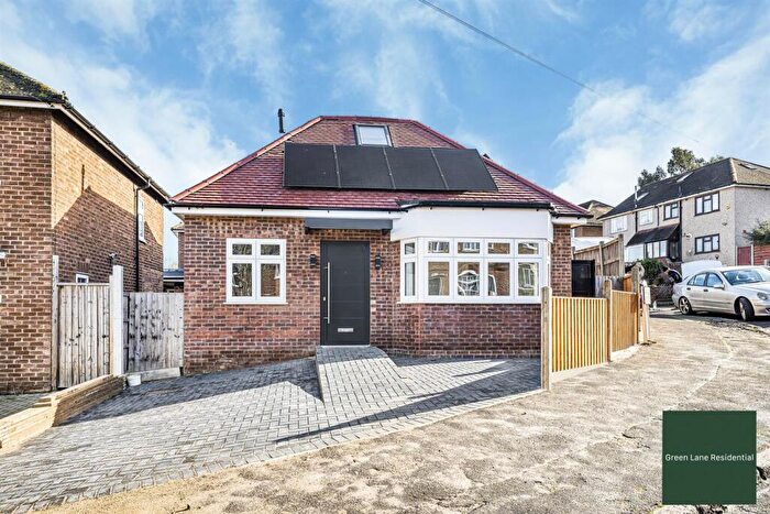 3 Bedroom Detached Bungalow For Sale In Clitheroe Road, Collier Row, RM5