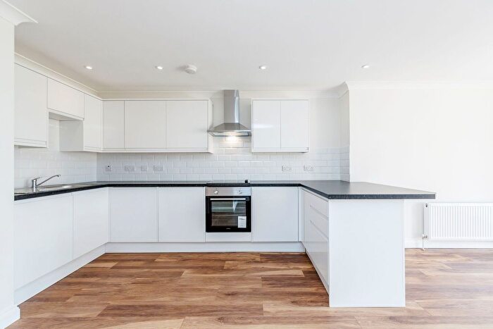 3 Bedroom Flat To Rent In Bensham Manor Road, Thornton Heath, CR7