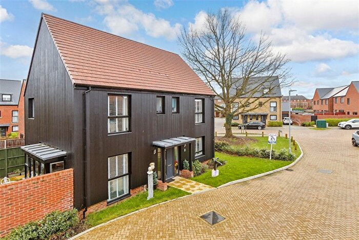 4 Bedroom Detached House For Sale In Merlyn Drive, Kings Hill, West Malling, Kent, ME19