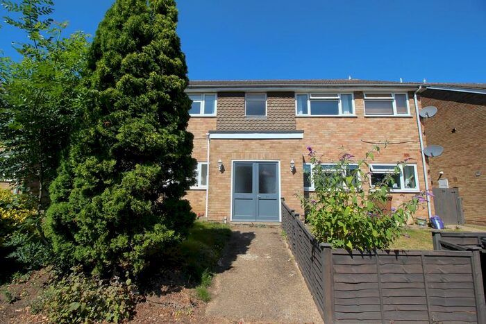2 Bedroom Apartment To Rent In Badger Close, Guildford, GU2