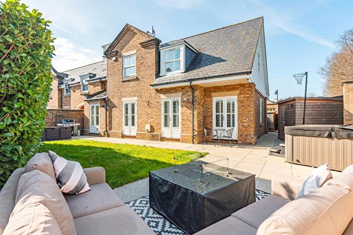 4 Bedroom Link Detached House For Sale In Orchid Close, Goffs Oak, EN7