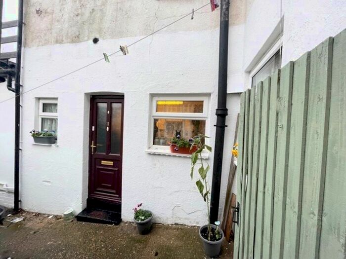 2 Bedroom Flat To Rent In Purbeck Road, Chatham, Kent ME4