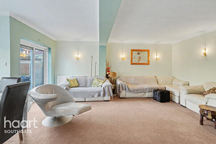 5 Bedroom Semi-Detached House For Sale In Oakdale, London, N14