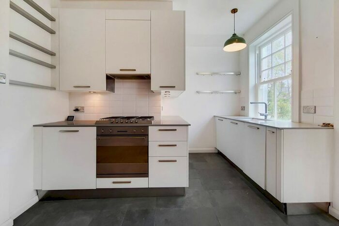 3 Bedroom Flat To Rent In Hackford Road, Stockwell, London, SW9