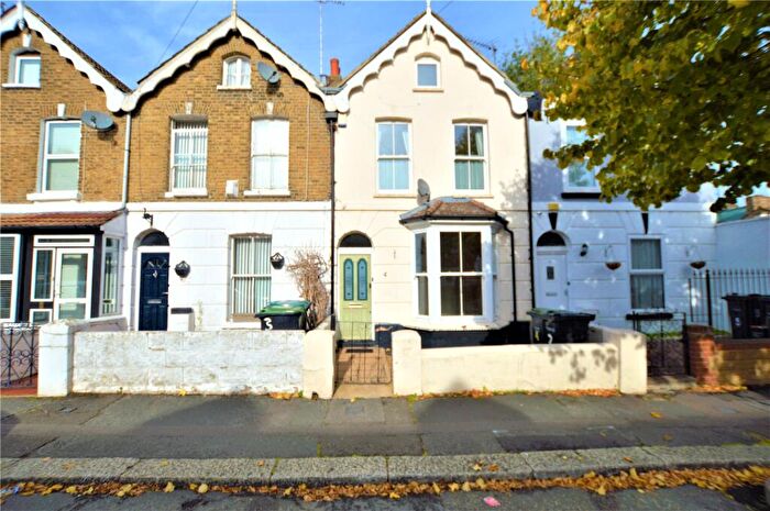3 Bedroom Town House To Rent In St Andrews Road, Gravesend, Kent, DA12
