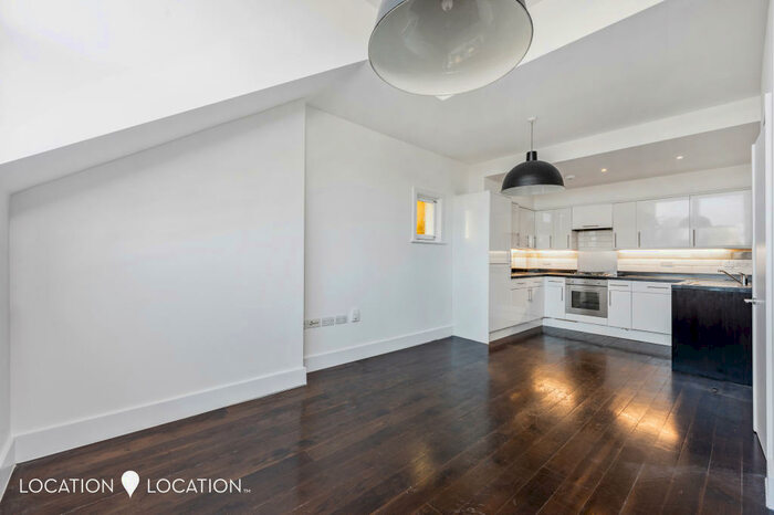 2 Bedroom Flat To Rent In Queen Elizabeth Walk, N16