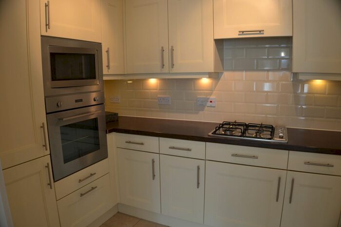 2 Bedroom Flat To Rent In Cedar Rise, Reigate, RH2